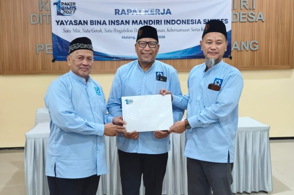 Penyerahan laporan program kerja dari perwakilan unit kerja kepada Yayasan BIMIS. (rhd)
